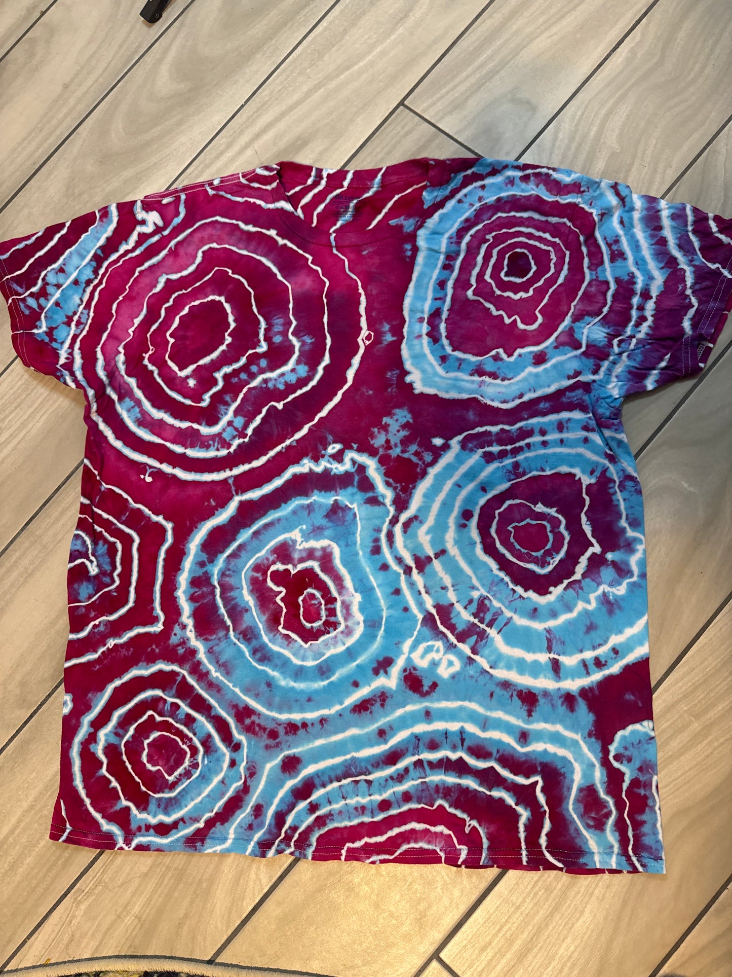 One color geode that split